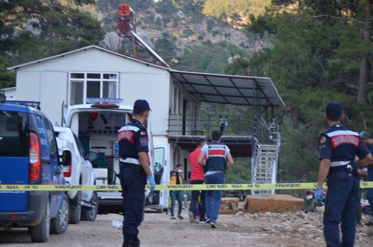 Eşi ve 2 çocuğunu tüfekle öldürüp, intihara kalkıştı