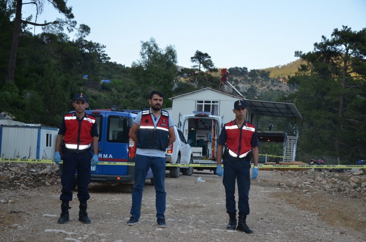 Eşi ve 2 çocuğunu tüfekle öldürüp, intihara kalkıştı