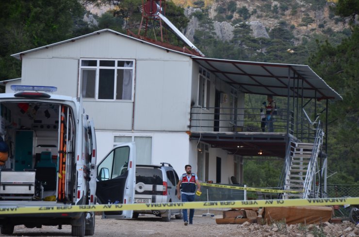 Eşi ve 2 çocuğunu tüfekle öldürüp, intihara kalkıştı