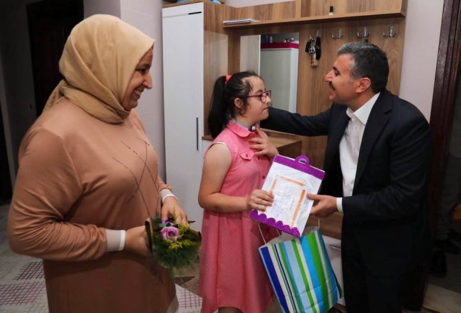 Evde eğitim gören öğrencilerin karnesi Validen