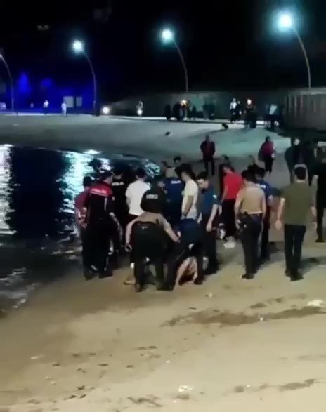 Gece vakti denize girdi, boğulmaktan son anda kurtarıldı