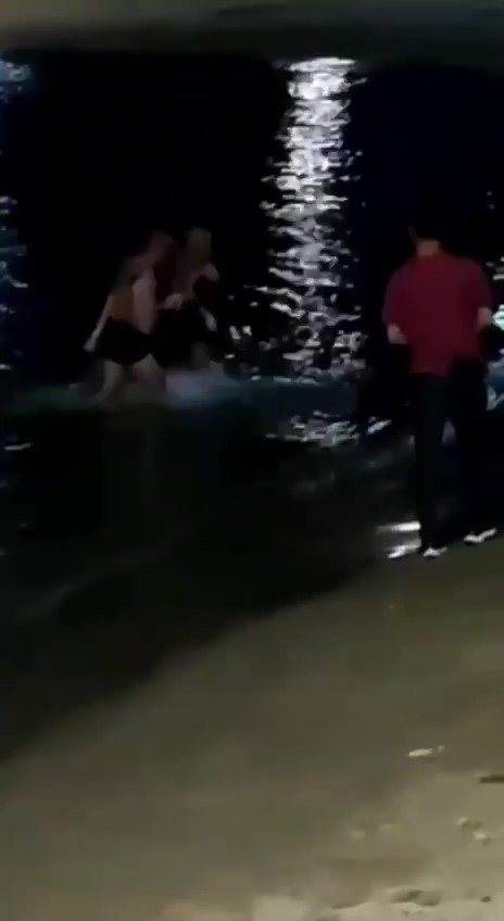 Gece vakti denize girdi, boğulmaktan son anda kurtarıldı
