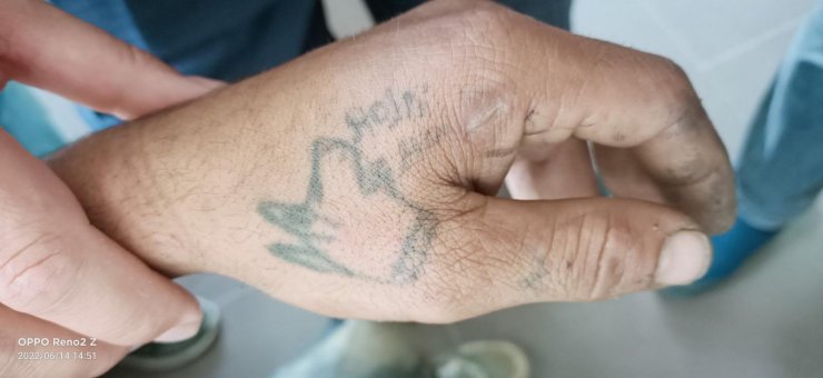 Hırsızı dövmesi yakalattı