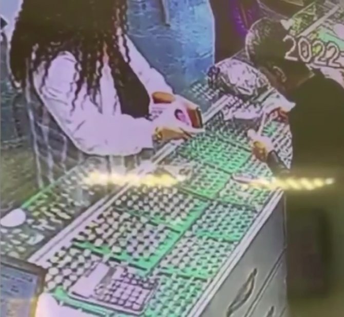 İşe başlayan şahıs, ikinci iş gününde altın bileklik çaldı