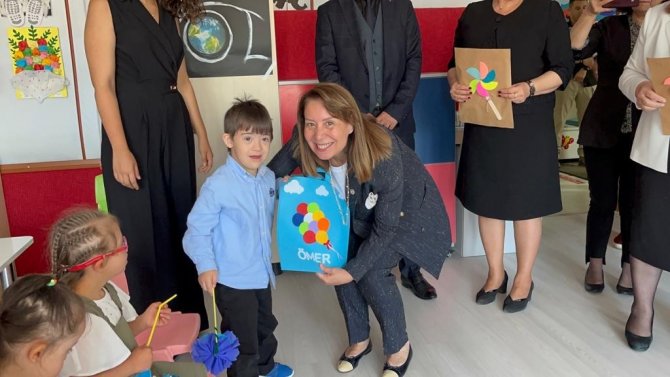 İşitme engelli öğrenciler de törenle karnelerini aldı