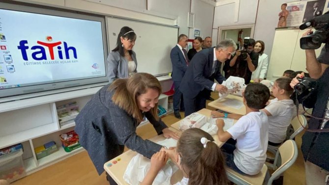 İşitme engelli öğrenciler de törenle karnelerini aldı