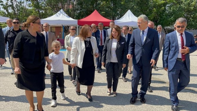 İşitme engelli öğrenciler de törenle karnelerini aldı