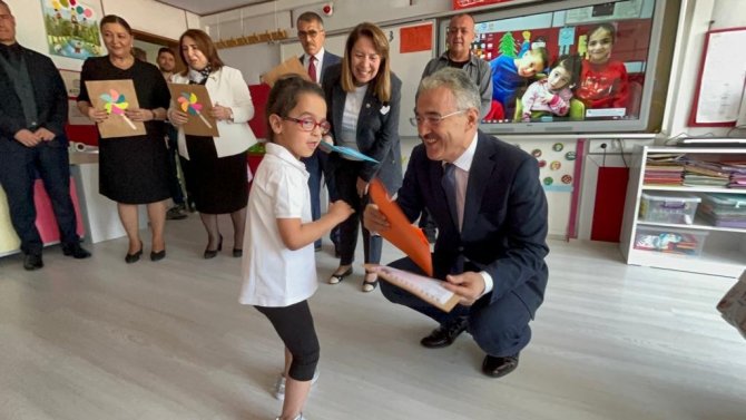 İşitme engelli öğrenciler de törenle karnelerini aldı