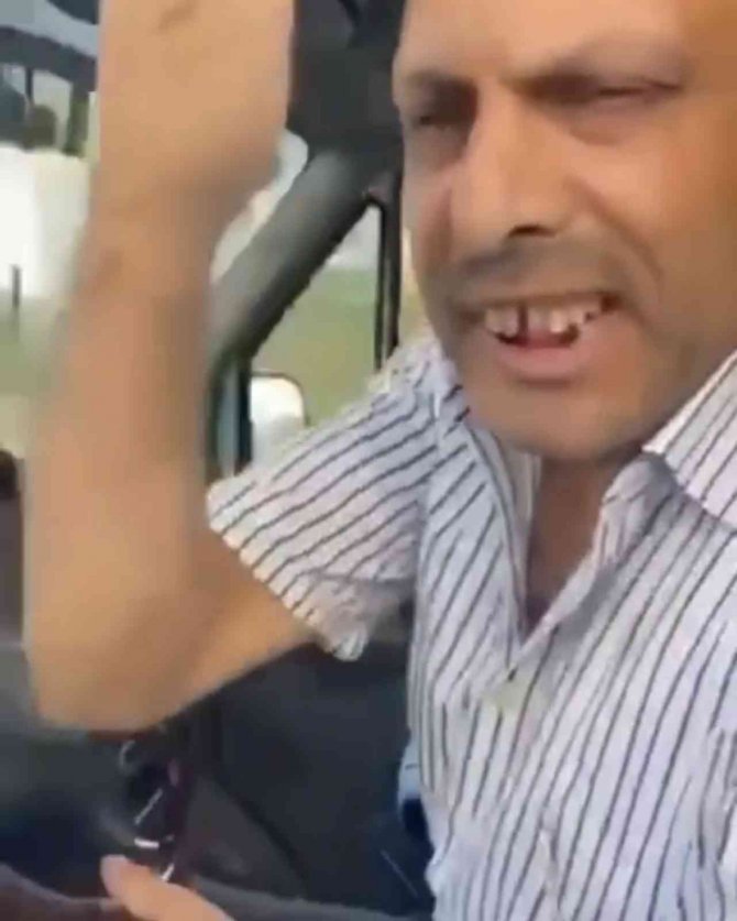 Kaldırımda ilerleyen personel servisinin önüne atlayıp tepki gösterdi