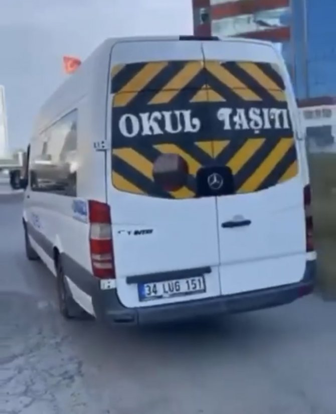 Kaldırımda ilerleyen personel servisinin önüne atlayıp tepki gösterdi