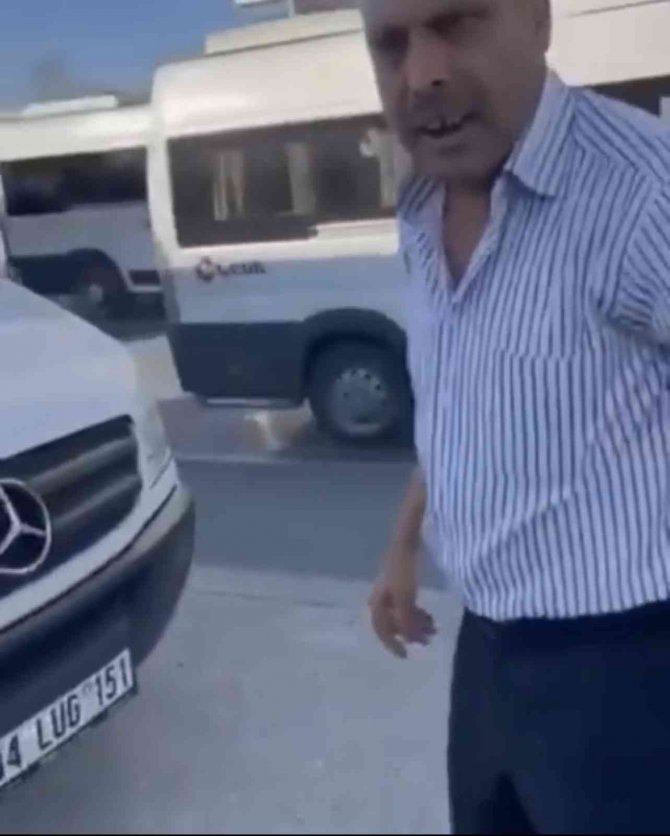 Kaldırımda ilerleyen personel servisinin önüne atlayıp tepki gösterdi