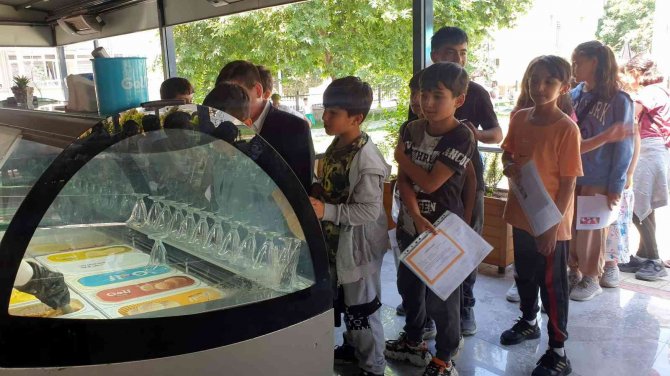 Karnesini getirene dondurma ve pamuk şekeri