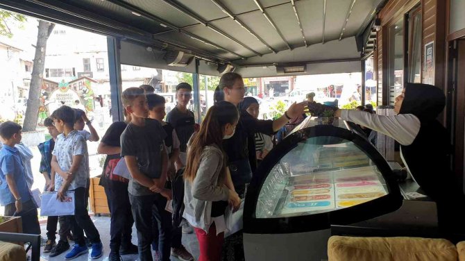 Karnesini getirene dondurma ve pamuk şekeri