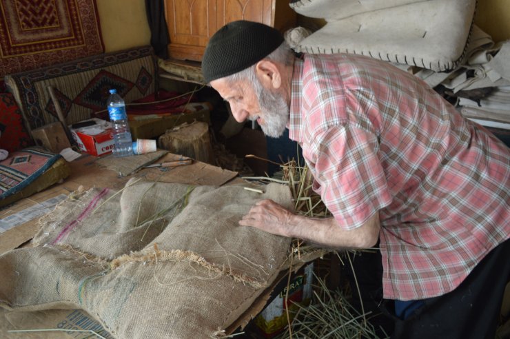 Köylüler bırakmasını istemediği için 80 yaşında çalışıyor