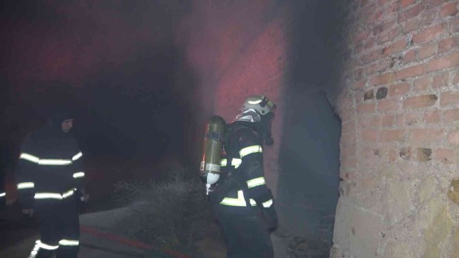 Kullanılmayan araç lastiklerinin bulunduğu depo yandı