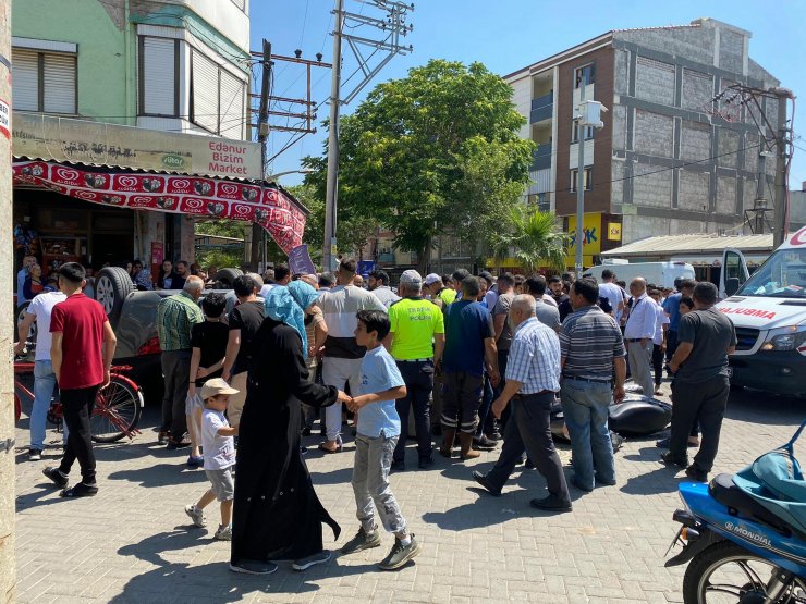 Motosiklet otomobilin altında kalmaktan kıl payı kurtuldu
