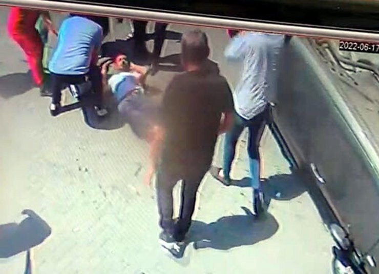 Motosiklet otomobilin altında kalmaktan kıl payı kurtuldu