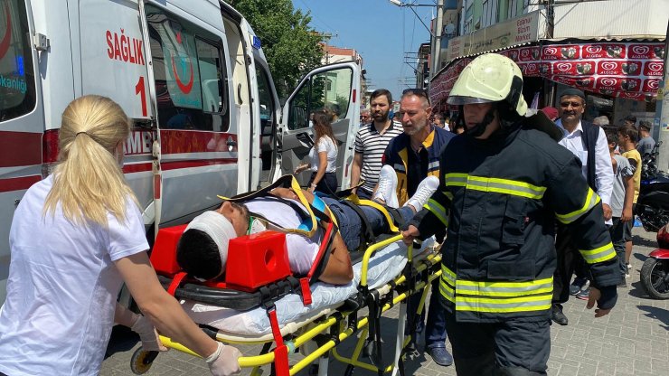 Motosiklet otomobilin altında kalmaktan kıl payı kurtuldu