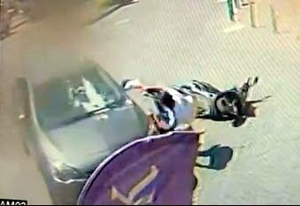 Motosiklet otomobilin altında kalmaktan kıl payı kurtuldu