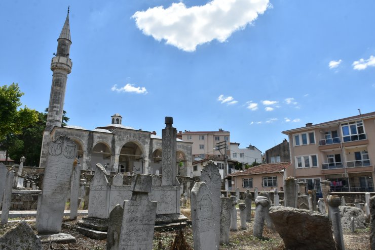 Osmanlı'dan kalma mezar taşları yok oluyor