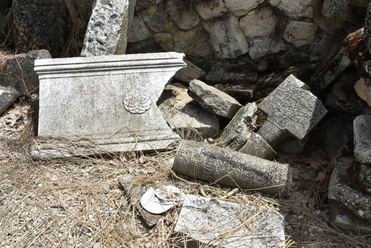 Osmanlı'dan kalma mezar taşları yok oluyor