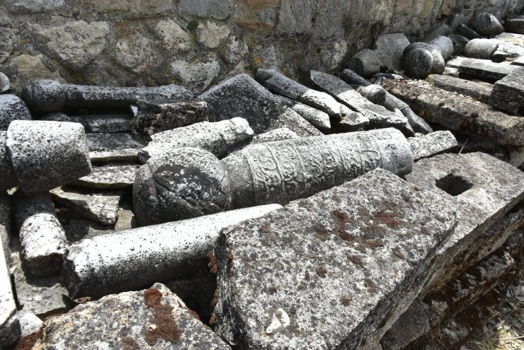 Osmanlı'dan kalma mezar taşları yok oluyor