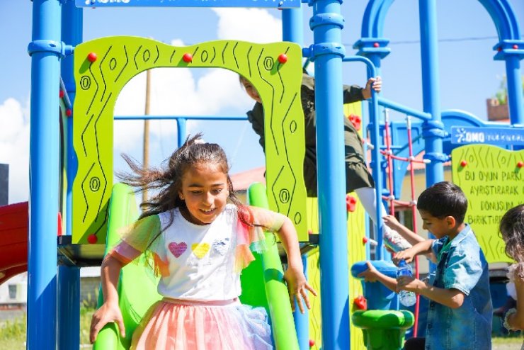 Plastik atıklar oyun parkı oldu  