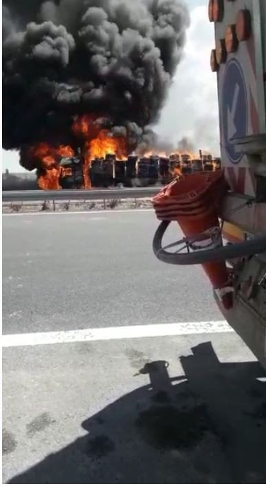 Saman yüklü tır alev topuna döndü