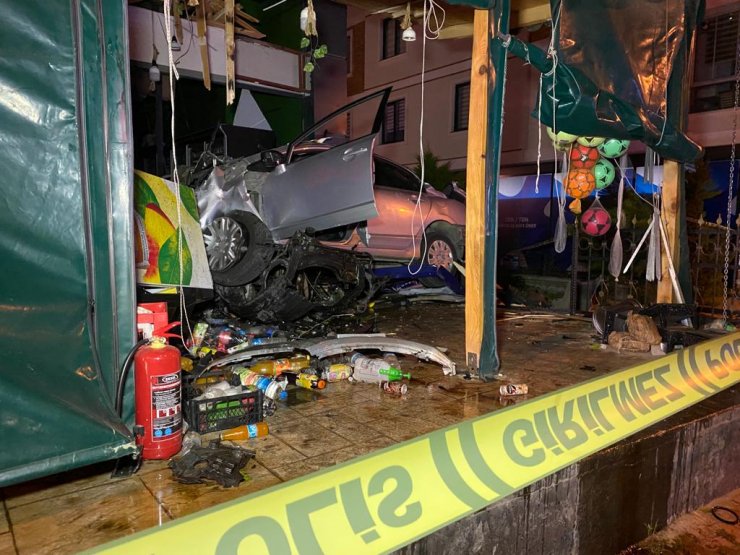 Şarküteriye daldı; sürücü ve arkadaşı öldü