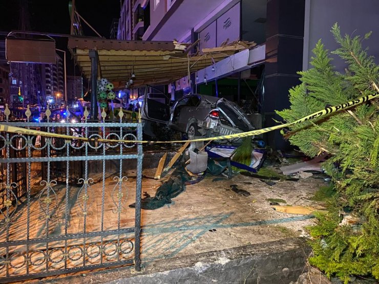 Şarküteriye daldı; sürücü ve arkadaşı öldü