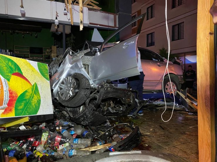 Şarküteriye daldı; sürücü ve arkadaşı öldü