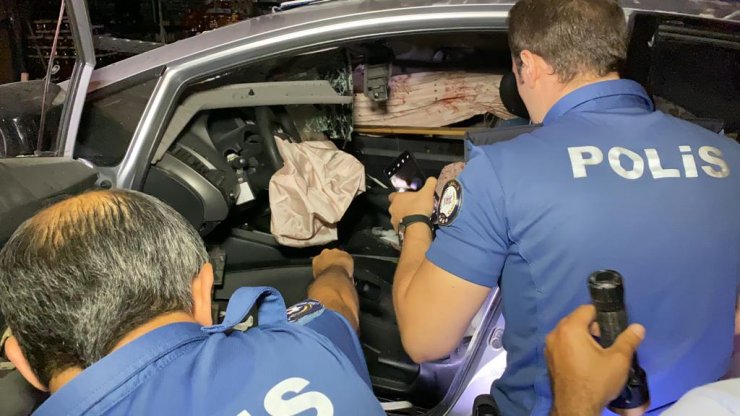 Şarküteriye daldı; sürücü ve arkadaşı öldü