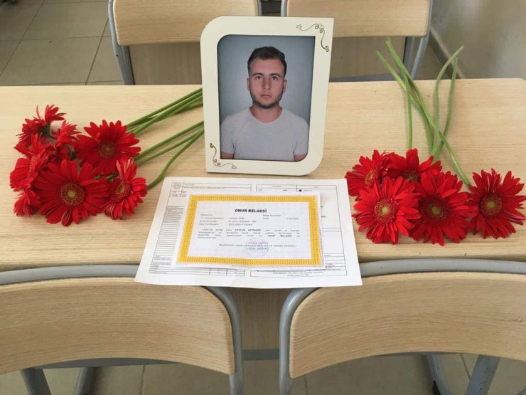 Yangında ölen liseli Tayfun'un karnesi ve onur belgesi sırasına bırakıldı