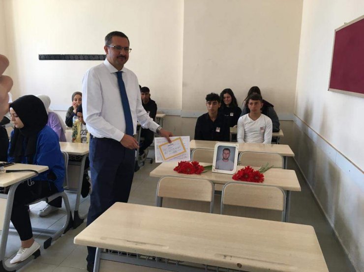 Yangında ölen liseli Tayfun'un karnesi ve onur belgesi sırasına bırakıldı