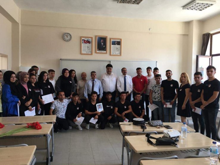 Yangında ölen liseli Tayfun'un karnesi ve onur belgesi sırasına bırakıldı