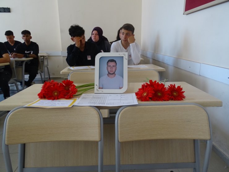 Yangında ölen liseli Tayfun'un karnesi ve onur belgesi sırasına bırakıldı