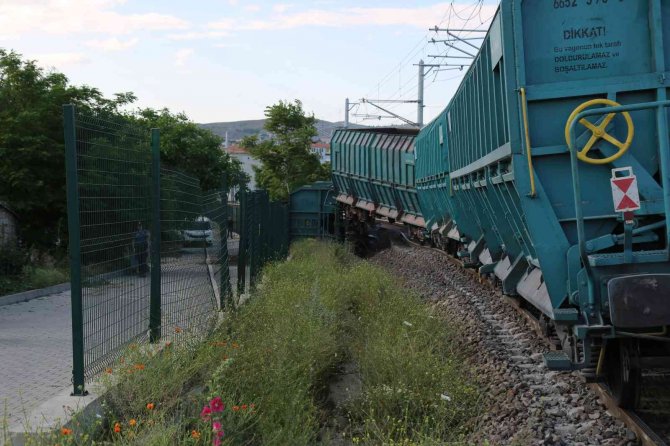 Yozgat’ta demir madeni yüklü vagon devrildi