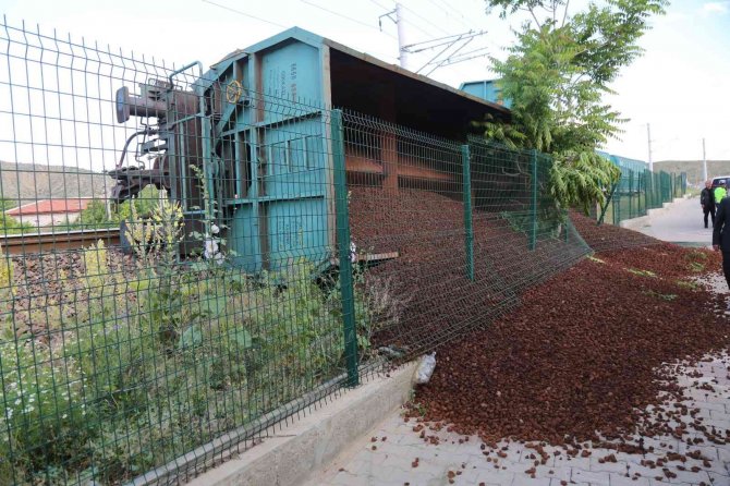 Yozgat’ta demir madeni yüklü vagon devrildi