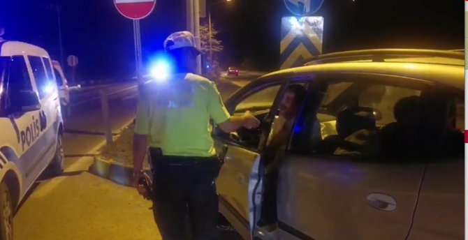 Alkollü sürücü polis otosuna çarptı