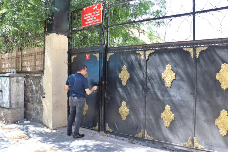 Arkadaşında unuttuğu kimliğini polis getirdi