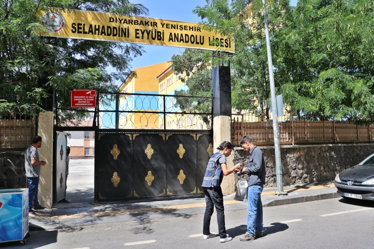 Arkadaşında unuttuğu kimliğini polis getirdi