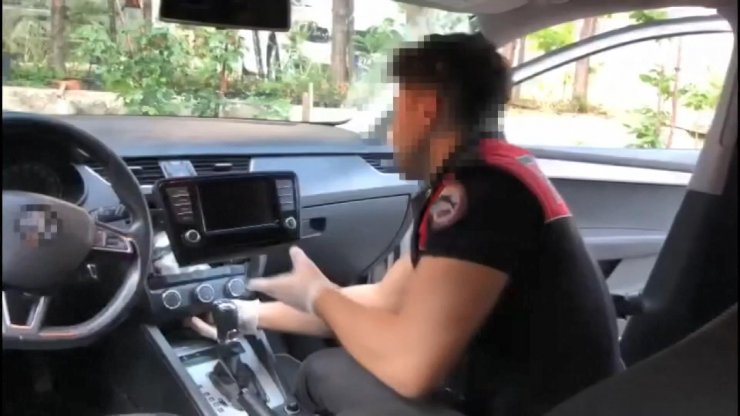 AVM otoparkında uyuşturucu satan şüpheliye suçüstü