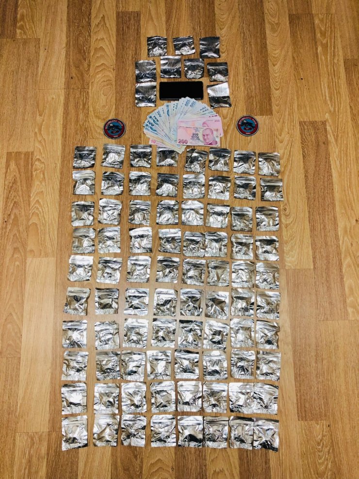 AVM otoparkında uyuşturucu satan şüpheliye suçüstü