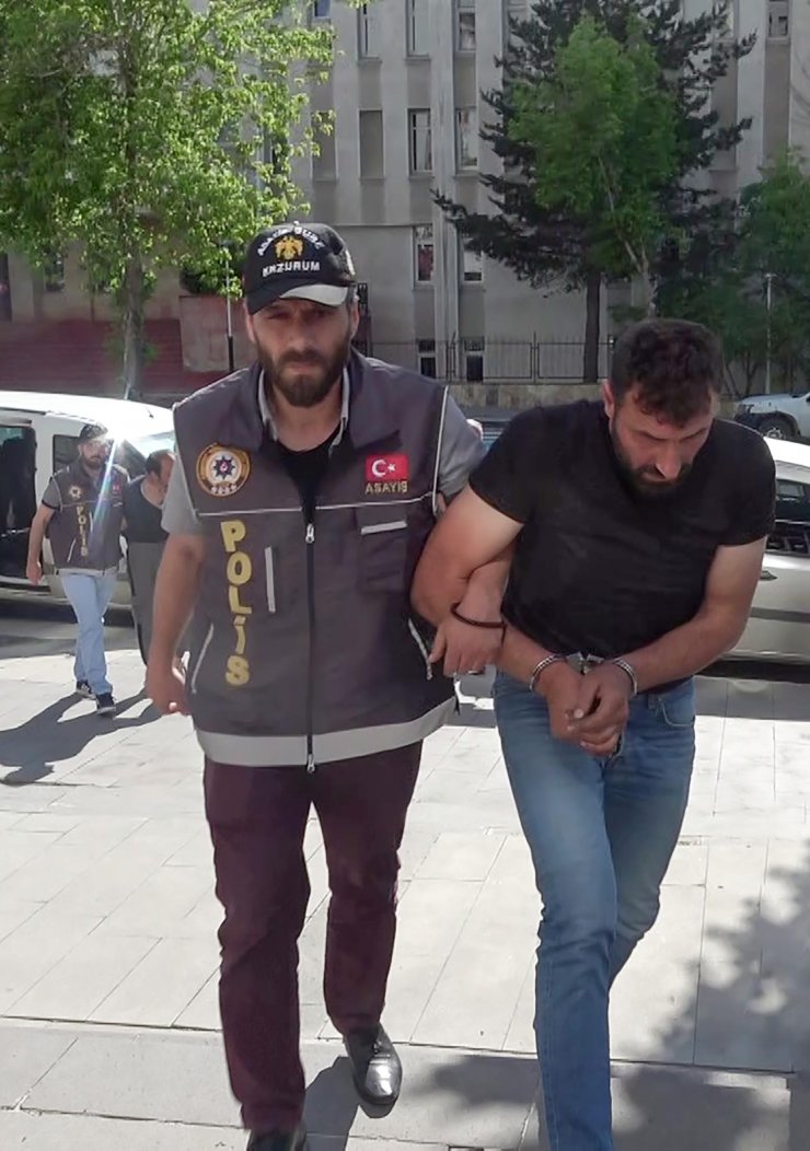 Aynı evde yaşadığı Ayşecik'i öldürdü