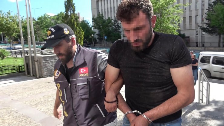 Aynı evde yaşadığı Ayşecik'i öldürdü