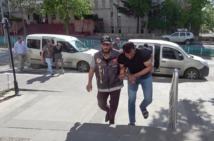 Aynı evde yaşadığı Ayşecik'i öldürdü