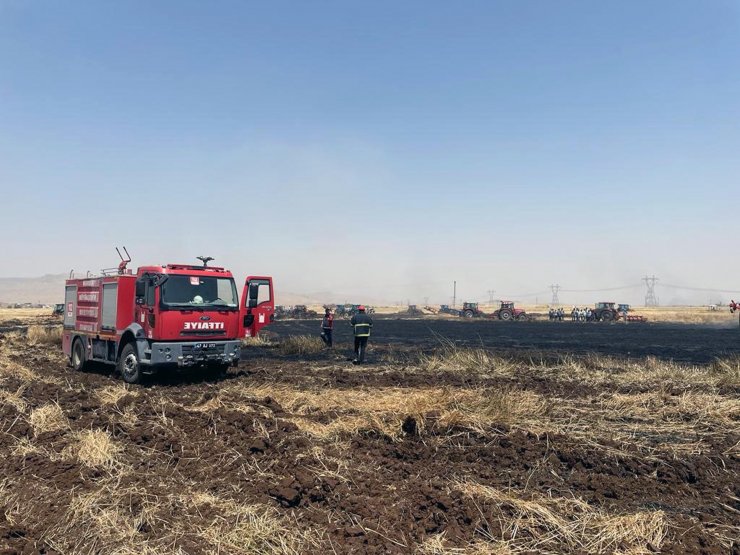 Aynı mahallede 2 farklı yangın; traktör ve buğday arazisi yandı