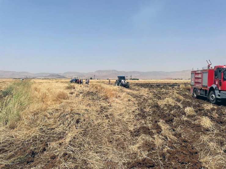 Aynı mahallede 2 farklı yangın; traktör ve buğday arazisi yandı