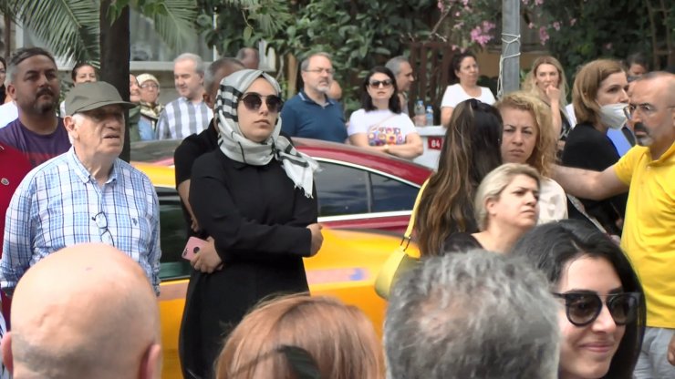 Bakırköy'de sınava geç kaldı annesine sarılıp ağladı