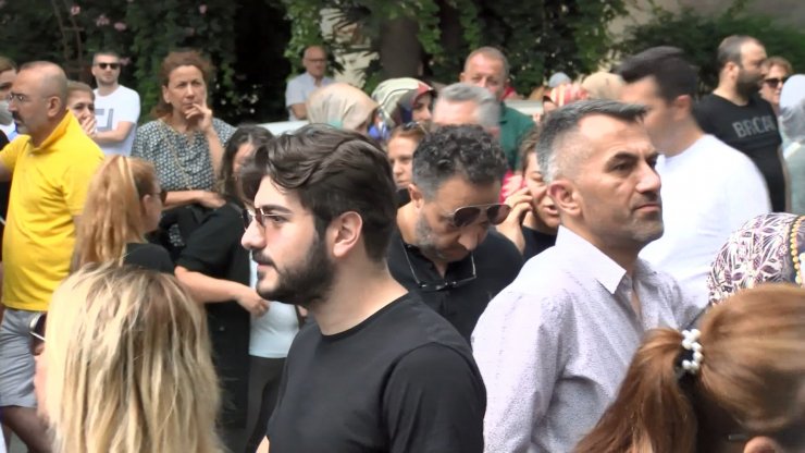 Bakırköy'de sınava geç kaldı annesine sarılıp ağladı